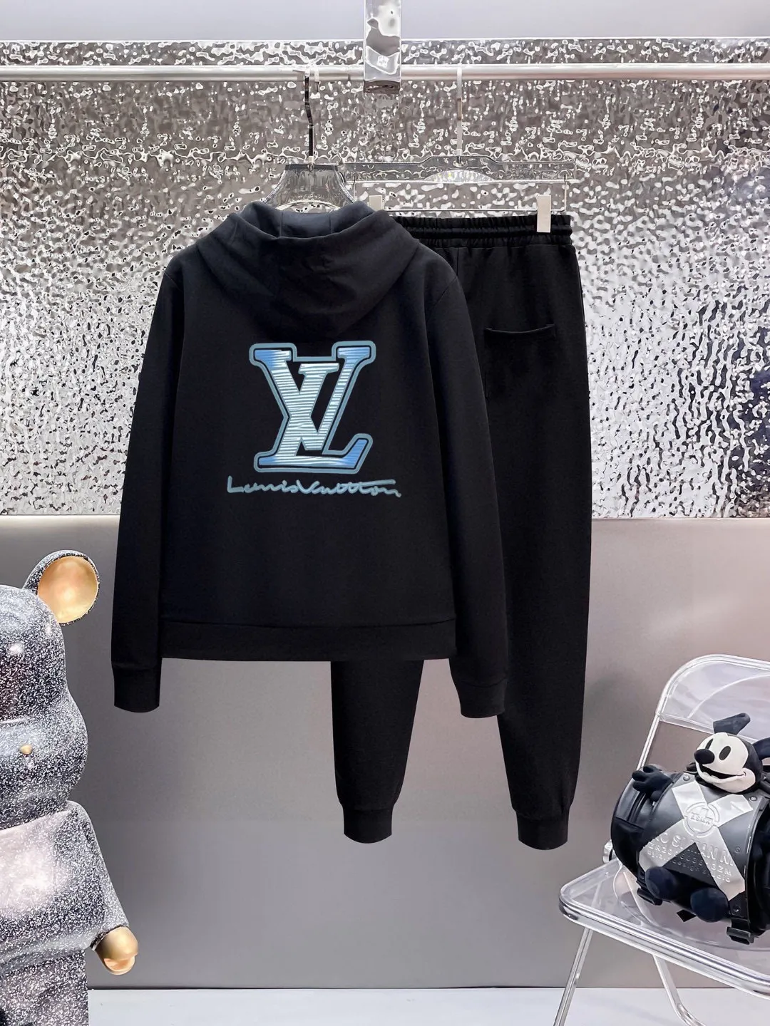 🅿️420 [LV Louis Vuitton] (Fat Man Gospel) hot-selling suit is coming. Focus on the original version of the official website. 2025 new hot-selling cardigan sweater suit. The original order is the best. 🇭🇰The meticulous work of top designers is dedicated to a fitting and perfect upper body effect. All-natural high-quality Roman cotton 100%, close-fitting comfort, noble and elegant! Original hardware embodies elegance and nobility! Counter size: M-5XL (maximum wear up to 220 pounds)